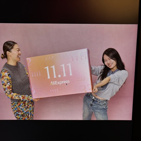 双11活动大屏前合影